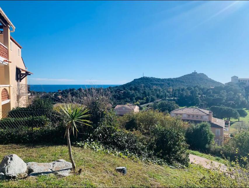 Village Cap Esterel, Piscine, Plage Saint-Raphaël Екстериор снимка