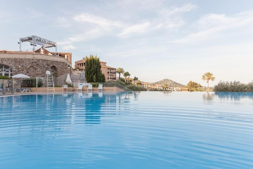 Village Cap Esterel, Piscine, Plage Saint-Raphaël Екстериор снимка