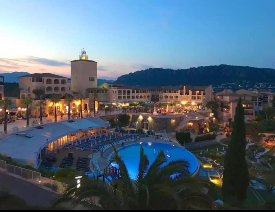 Village Cap Esterel, Piscine, Plage Saint-Raphaël Екстериор снимка