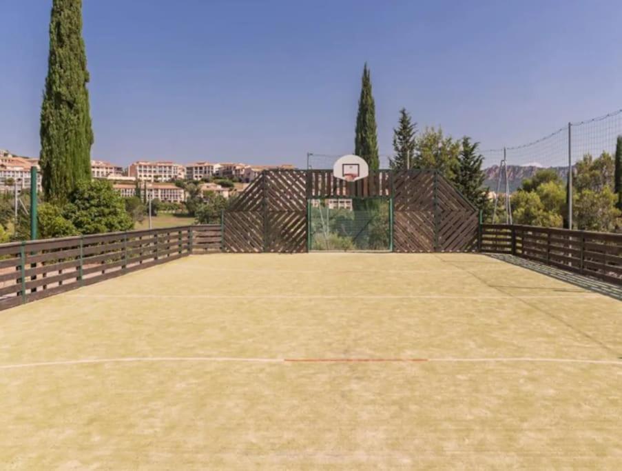 Village Cap Esterel, Piscine, Plage Saint-Raphaël Екстериор снимка