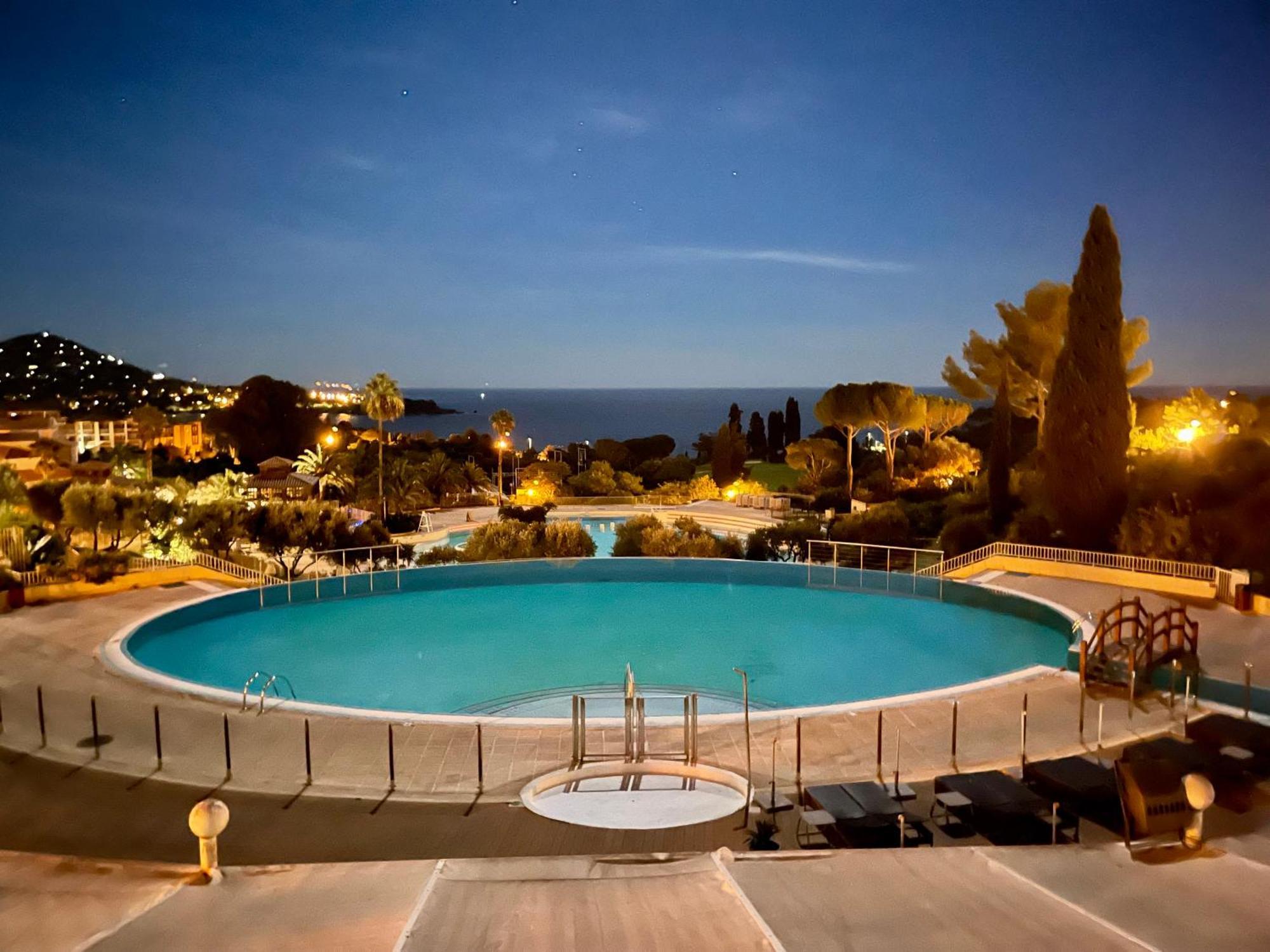 Village Cap Esterel, Piscine, Plage Saint-Raphaël Екстериор снимка